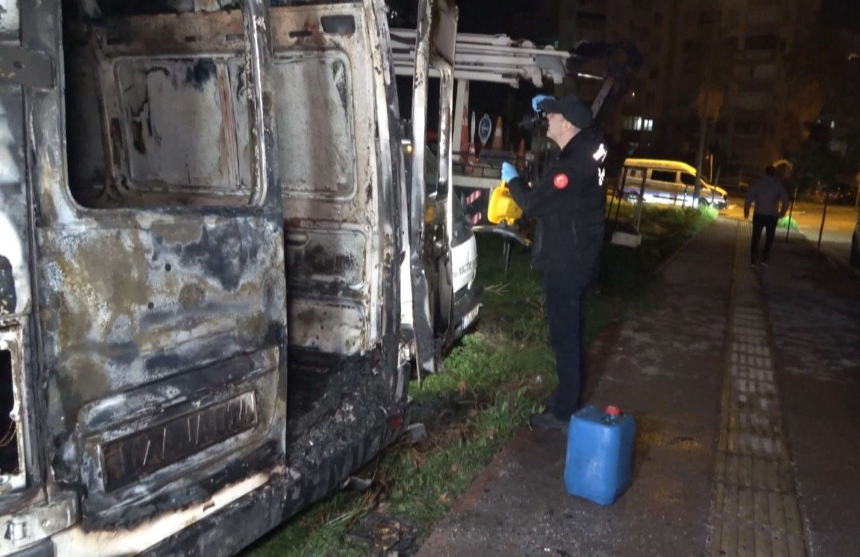 Benzin dökerek hem kendinin hem de kız arkadaşının aracını yaktı: Alevler yakındaki kamyonete sıçradı