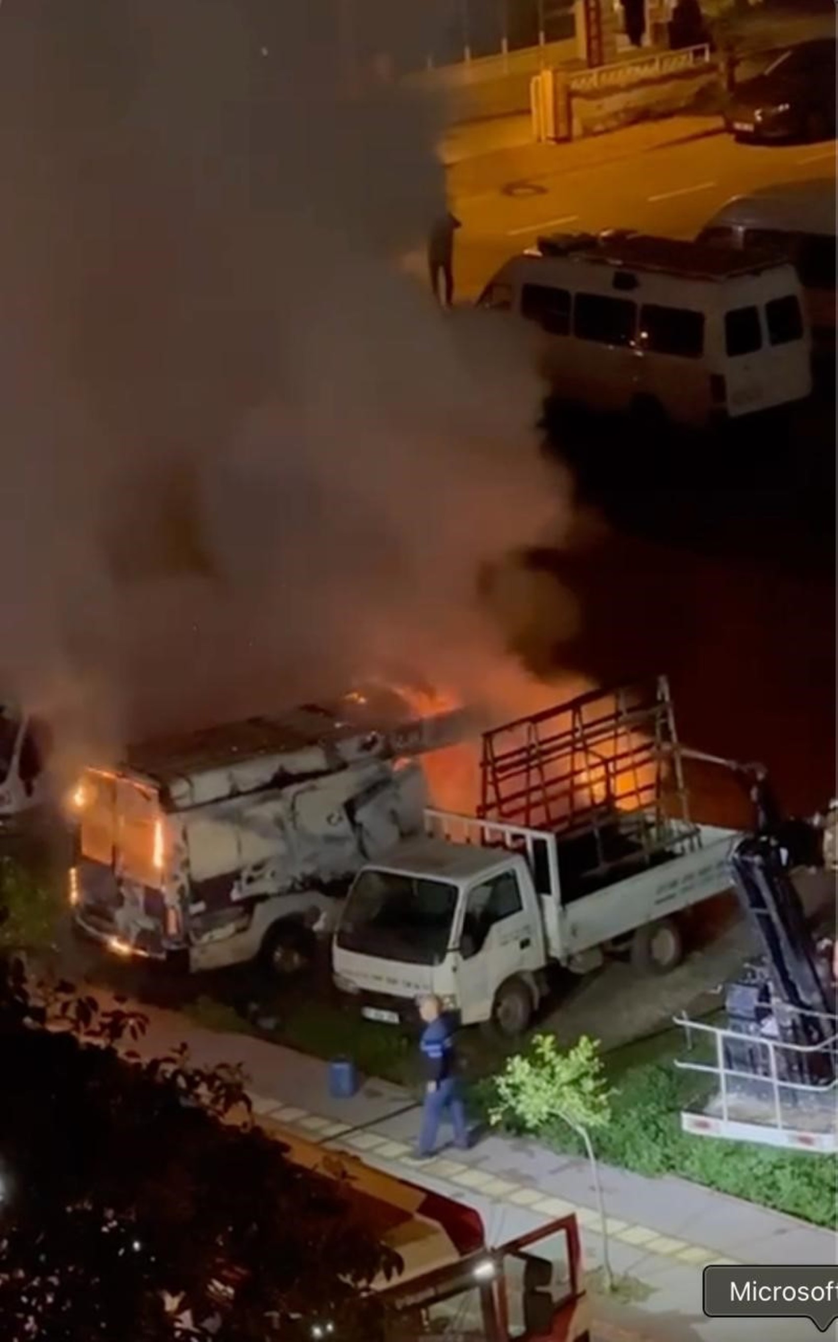 Benzin dökerek hem kendinin hem de kız arkadaşının aracını yaktı: Alevler yakındaki kamyonete sıçradı