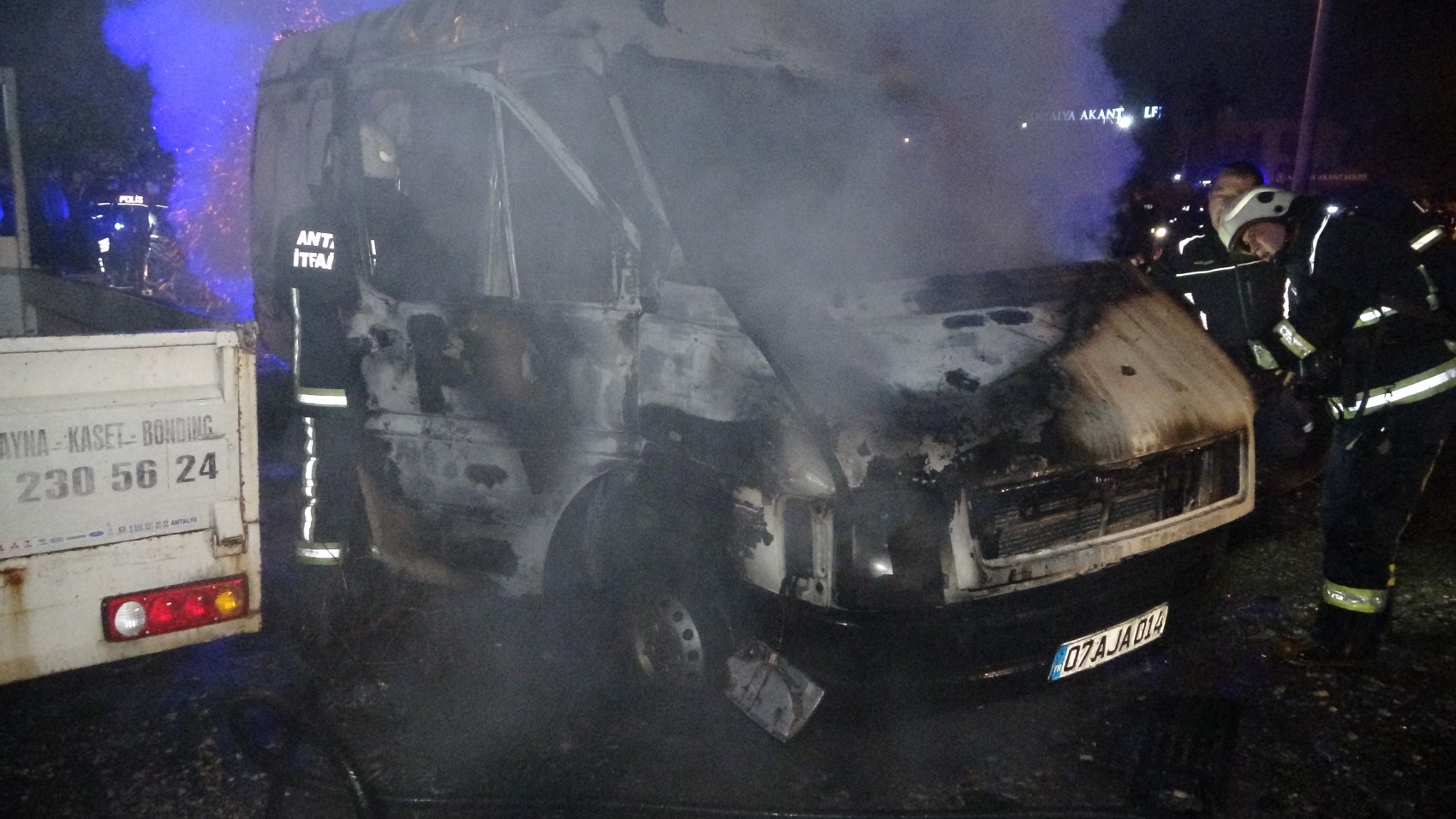 Benzin dökerek hem kendinin hem de kız arkadaşının aracını yaktı: Alevler yakındaki kamyonete sıçradı