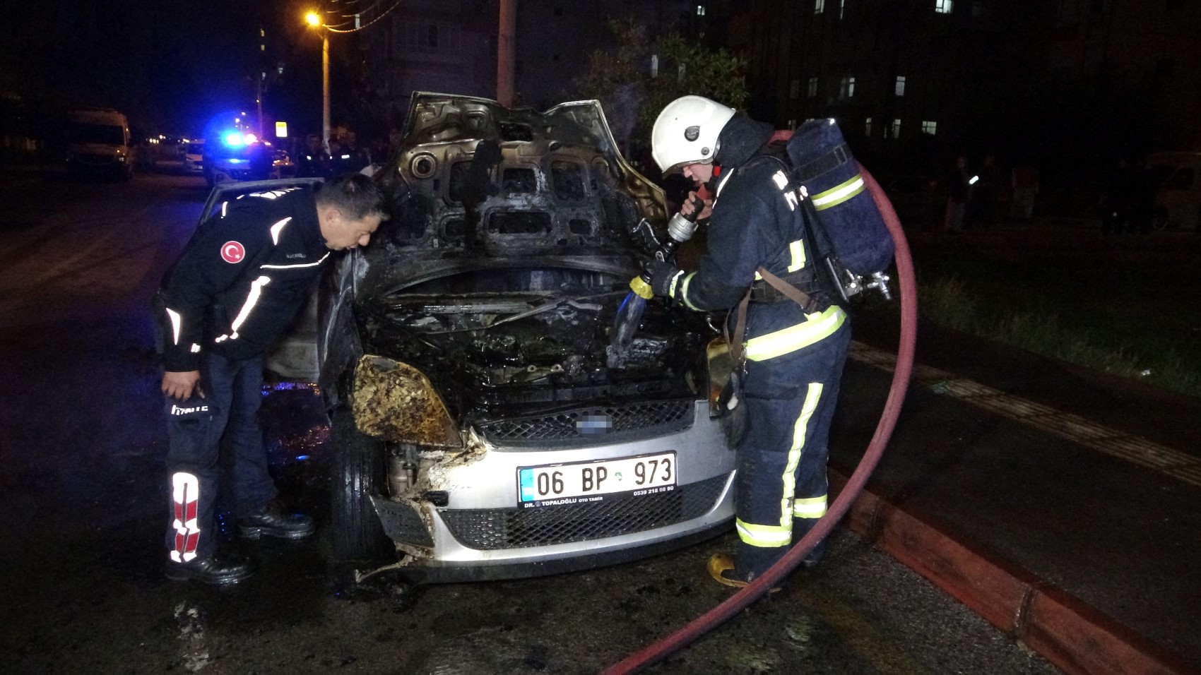 Benzin dökerek hem kendinin hem de kız arkadaşının aracını yaktı: Alevler yakındaki kamyonete sıçradı
