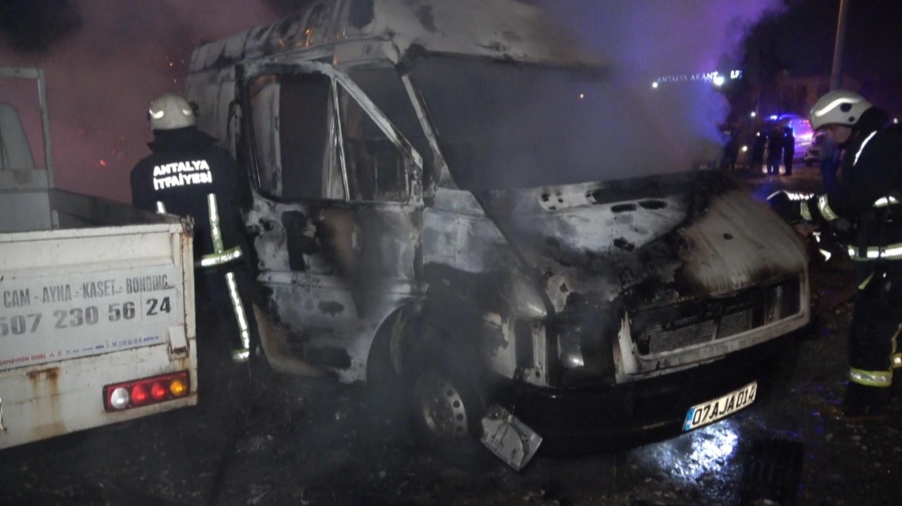 Benzin dökerek hem kendinin hem de kız arkadaşının aracını yaktı: Alevler yakındaki kamyonete sıçradı