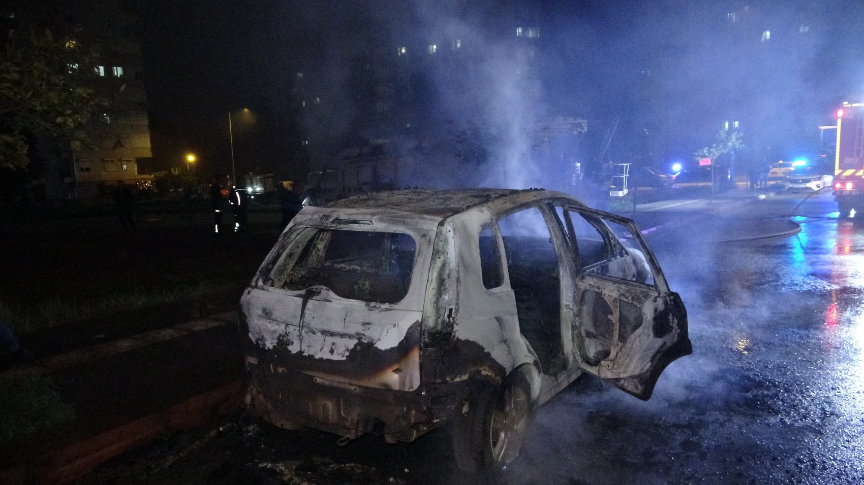 Benzin dökerek hem kendinin hem de kız arkadaşının aracını yaktı: Alevler yakındaki kamyonete sıçradı
