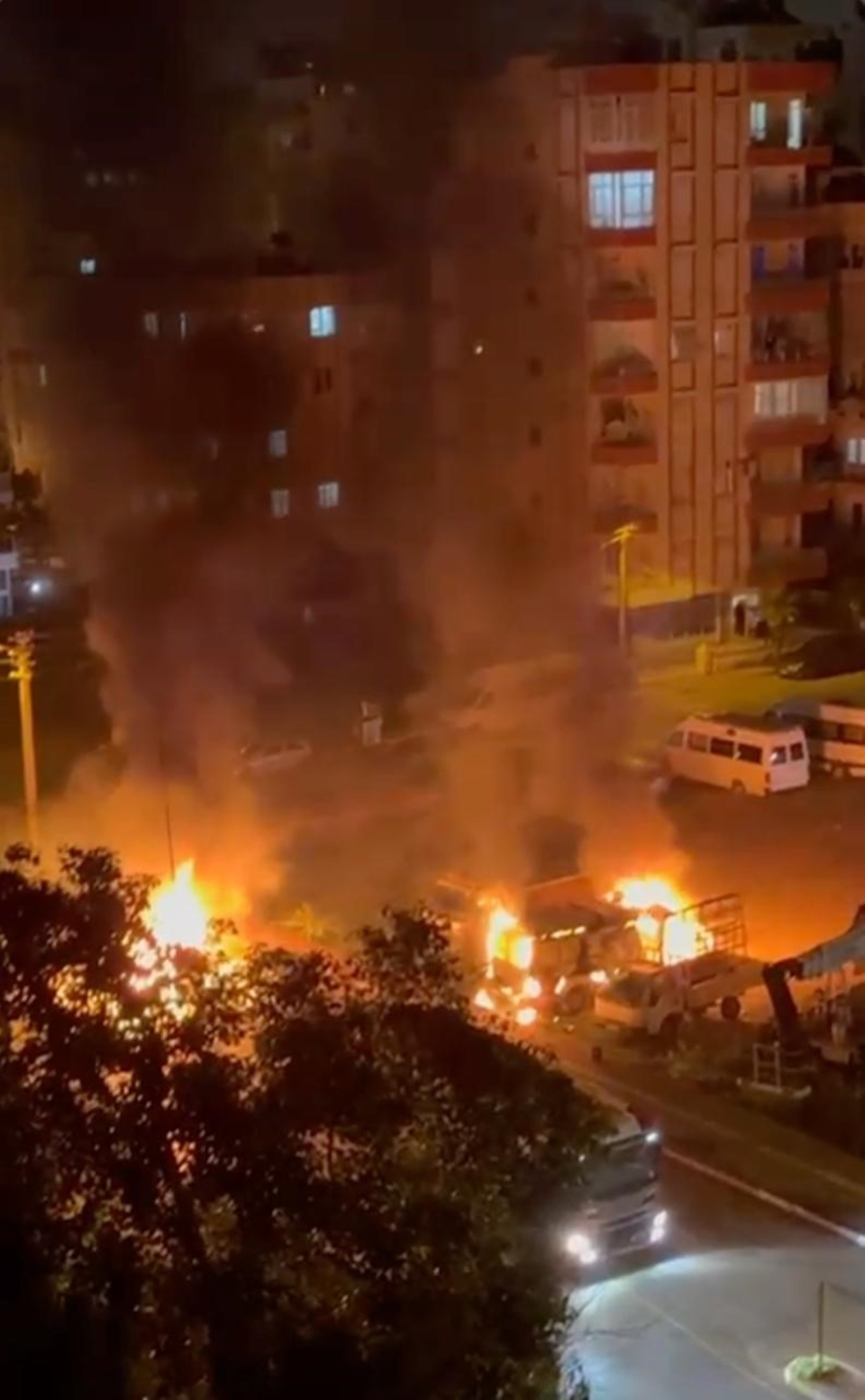 Benzin dökerek hem kendinin hem de kız arkadaşının aracını yaktı: Alevler yakındaki kamyonete sıçradı