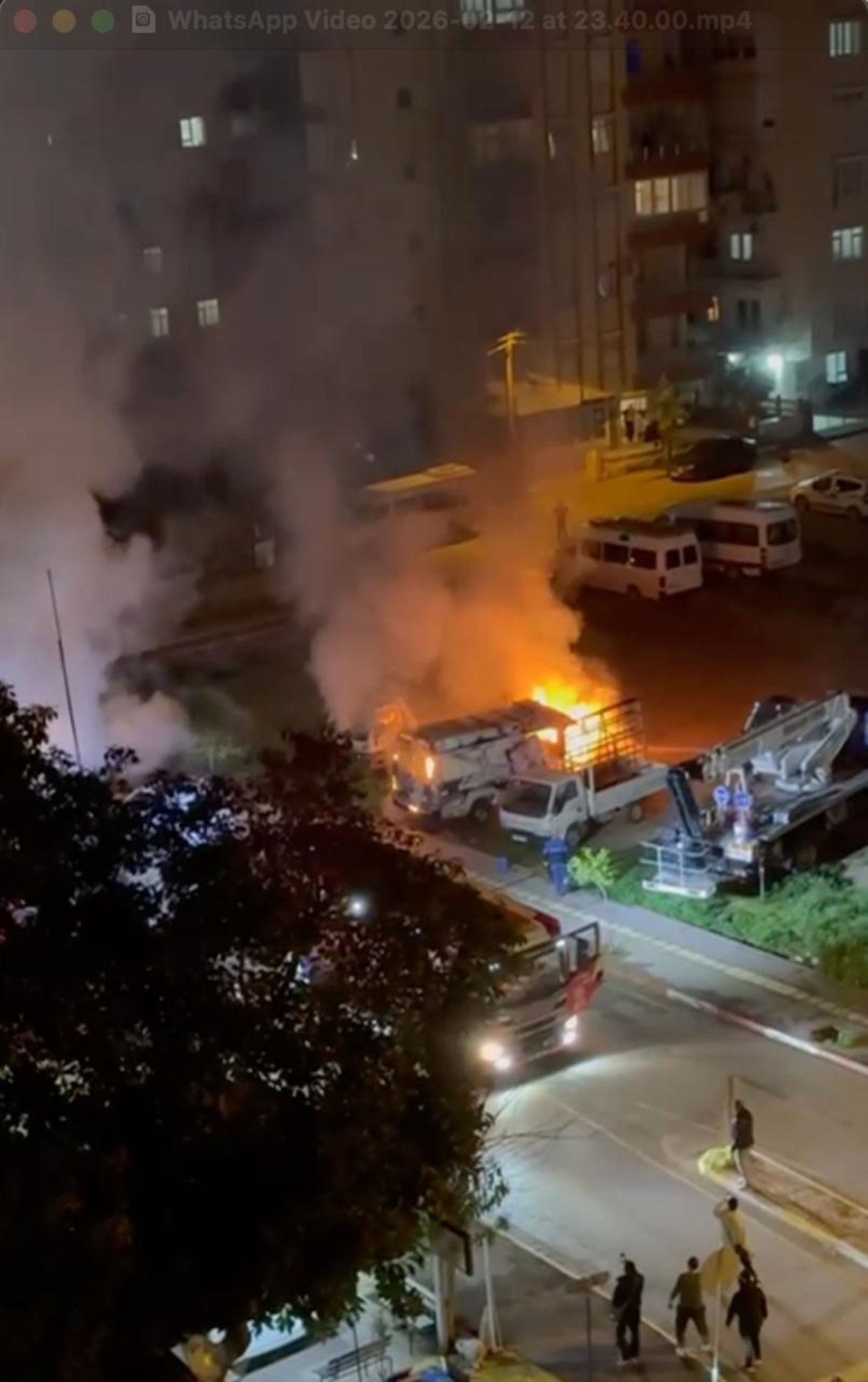 Benzin dökerek hem kendinin hem de kız arkadaşının aracını yaktı: Alevler yakındaki kamyonete sıçradı