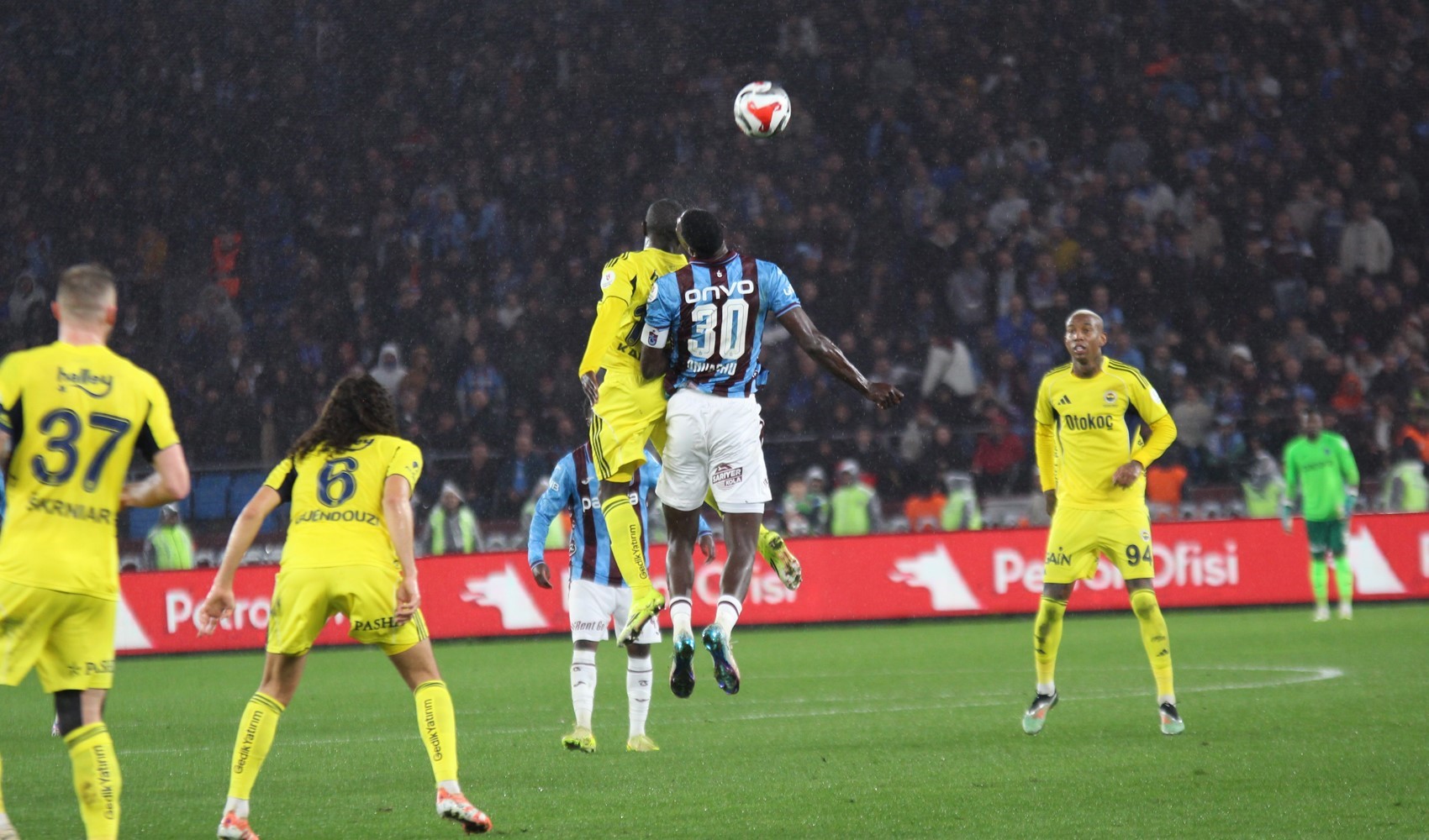 Fenerbahçe, 5 golün atıldığı maçı galip bitirdi