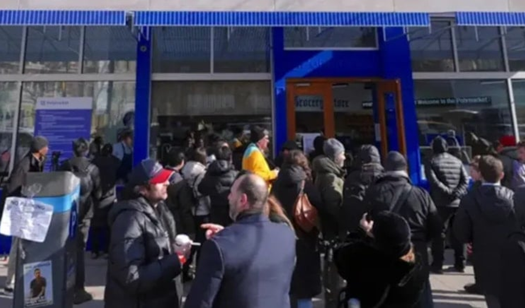 Halk bedava markete akın etti