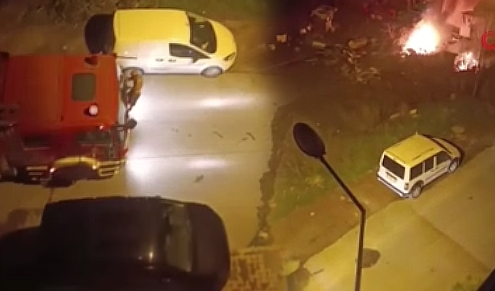 Evini ateşe verdi, yarı çıplak halde itfaiyeye müdahale etti