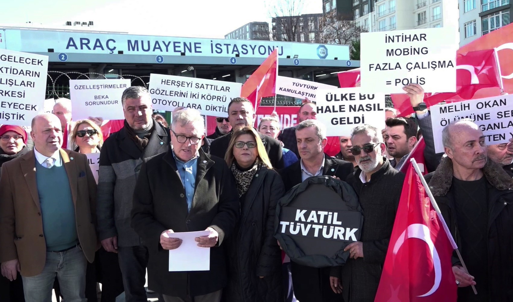 İYİ Parti'den TÜVTÜRK önünde siyah çelenkli tepki: Derhal kamulaştırılmalı