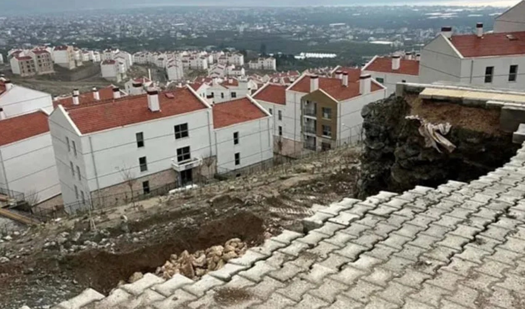 TOKİ'nin yaptığı konutların tavanı çöktü