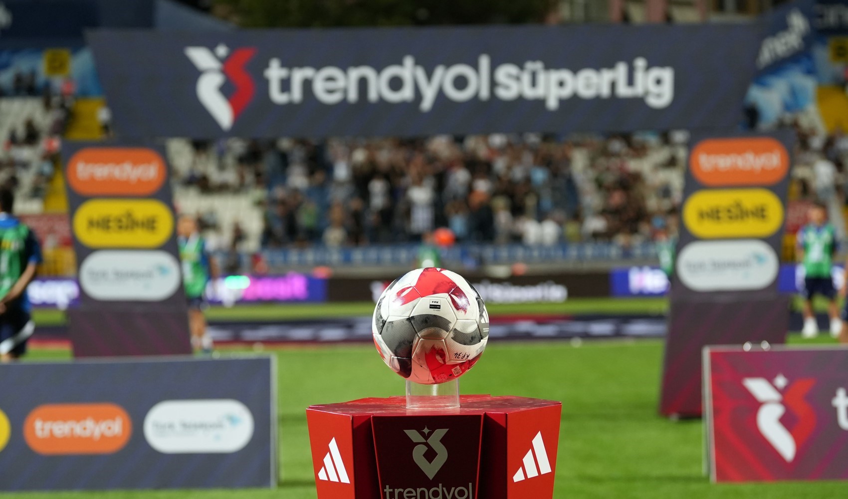 Beşiktaş - Galatasaray derbisinin tarihi açıklandı