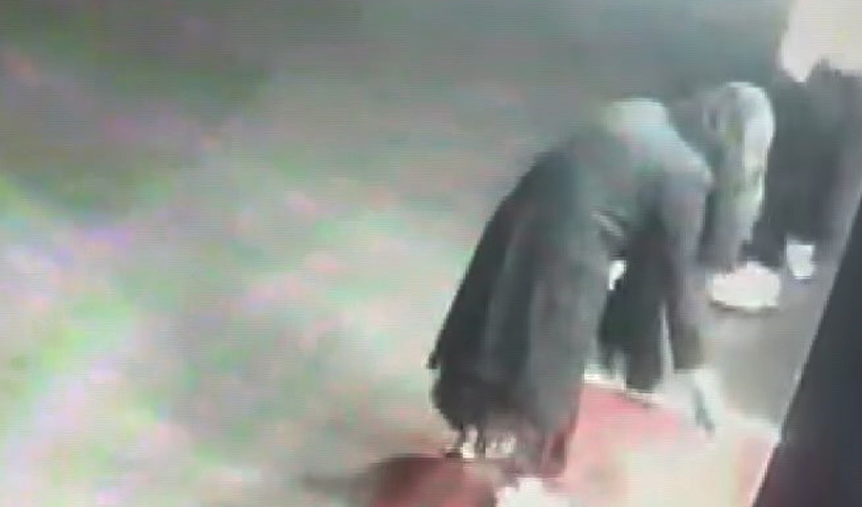 Apartmanda büyü paniği: Karanlıkta gelip idrar ve toz döktüler