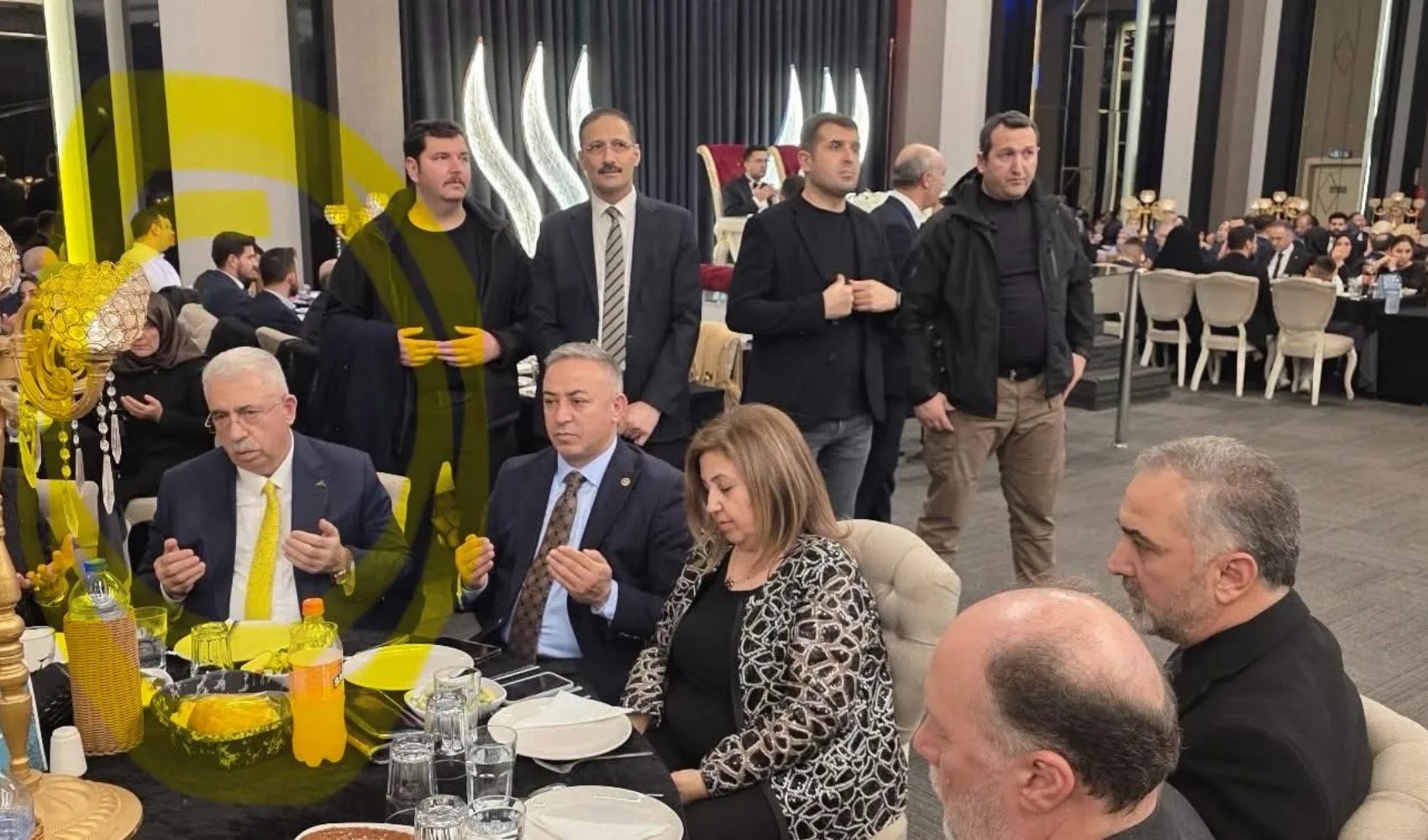 Yurt dışı yasağı gündemdeydi, Türkiye'de ortaya çıktı: Ahlatçı düğünde görüntülendi