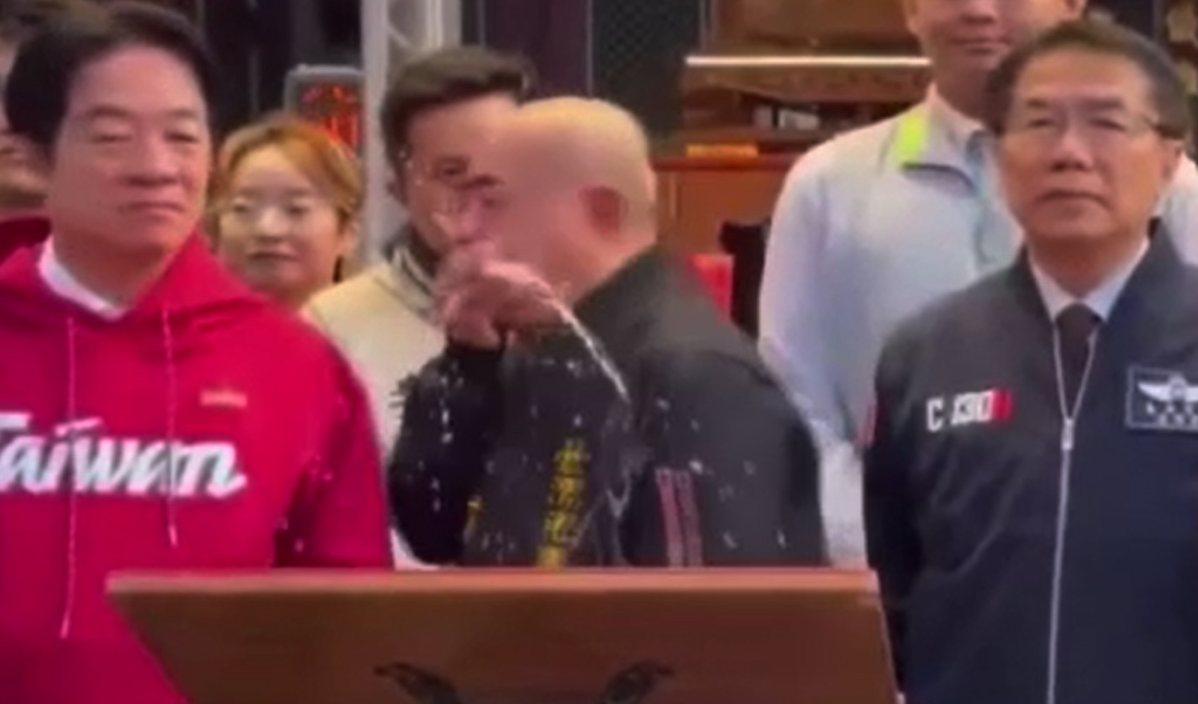 Tayvan’da bir yetkili, Devlet Başkanı Lai’nin üzerine kustu