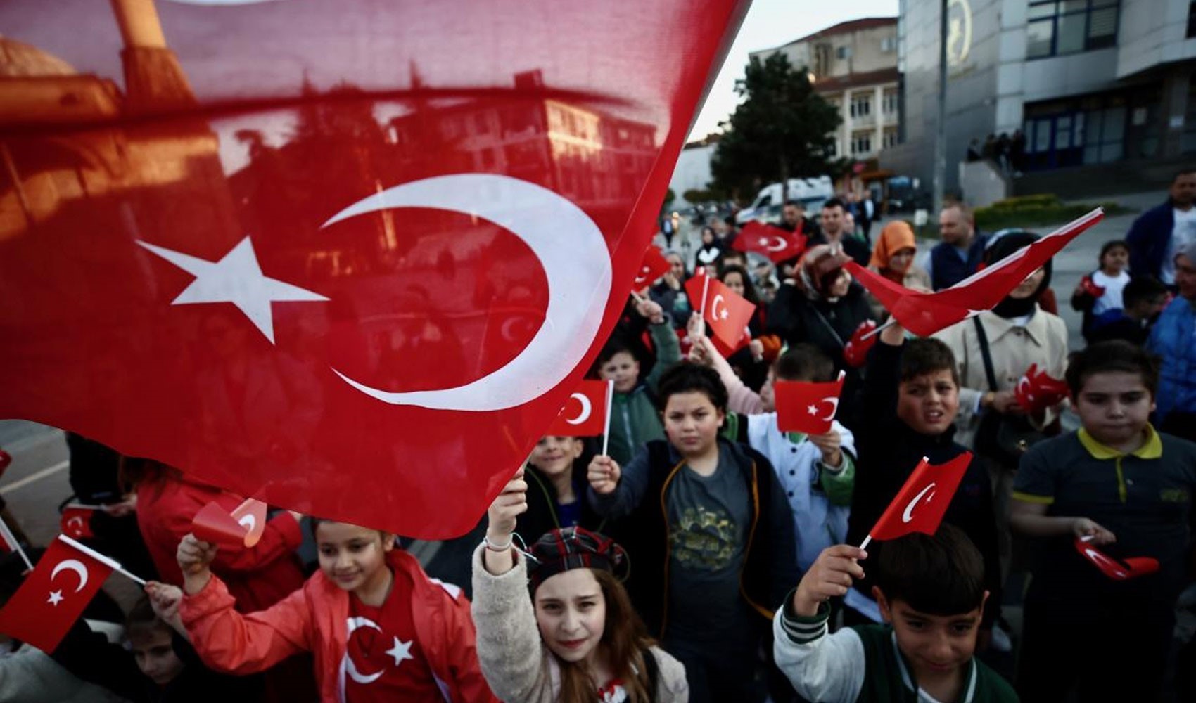 Okullarda ikinci dönem 'Bayrak Sevgisi' temasıyla başladı