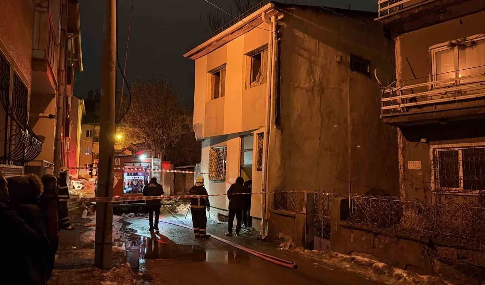 Sivas’ta 2 katlı evde çıkan yangında 26 kedi hayatını kaybetti