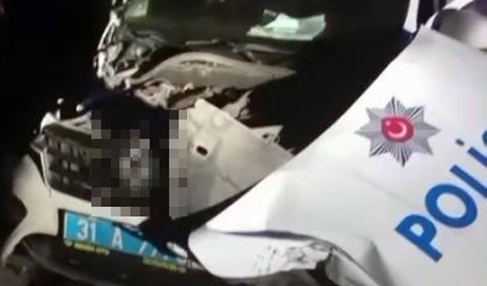 Alkollü sürücü polis aracına çarptı