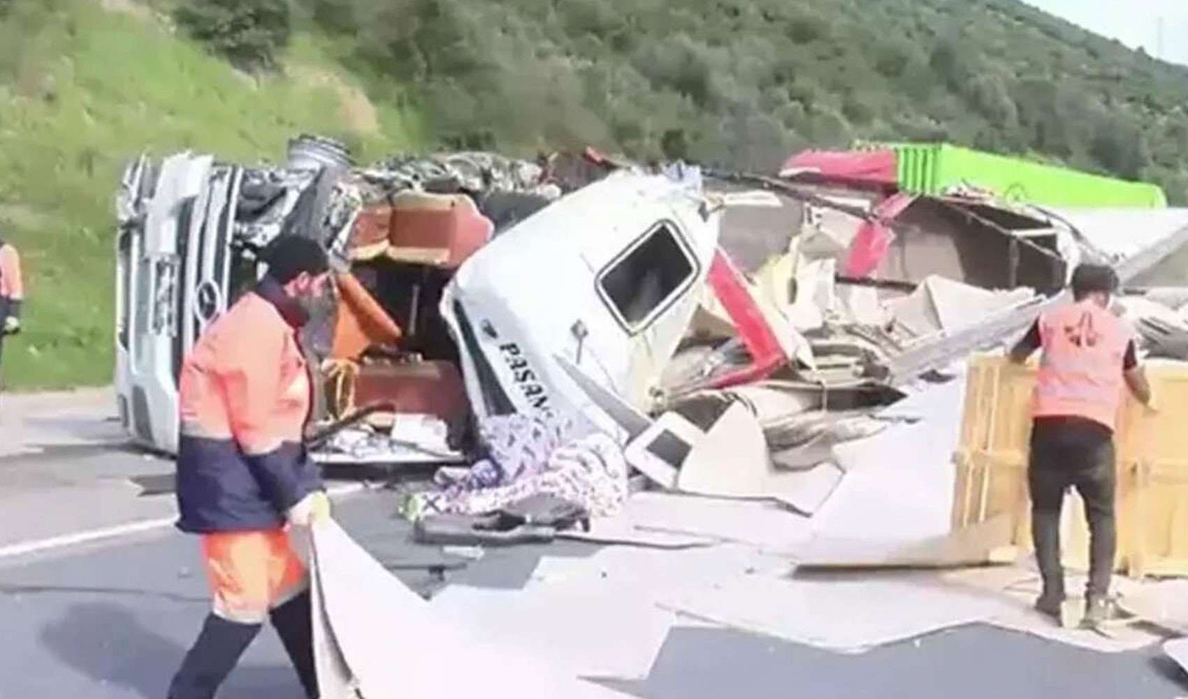 TEM Otoyolu’nda 2 TIR çarpıştı: İstanbul yönü trafiğe kapatıldı
