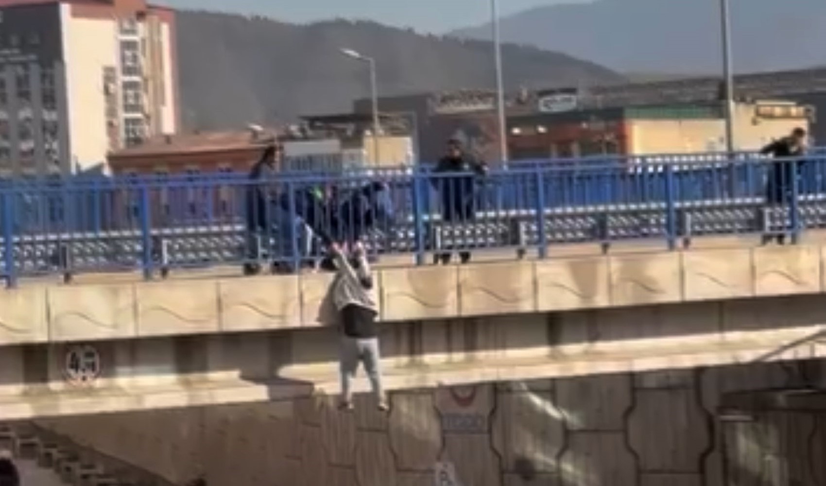 Köprüde can pazarı anbean görüntülendi