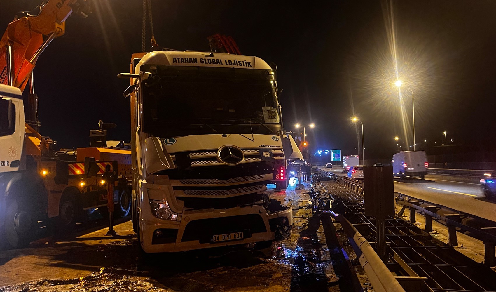 Büyükçekmece TEM Otoyolu’nda tır devrildi