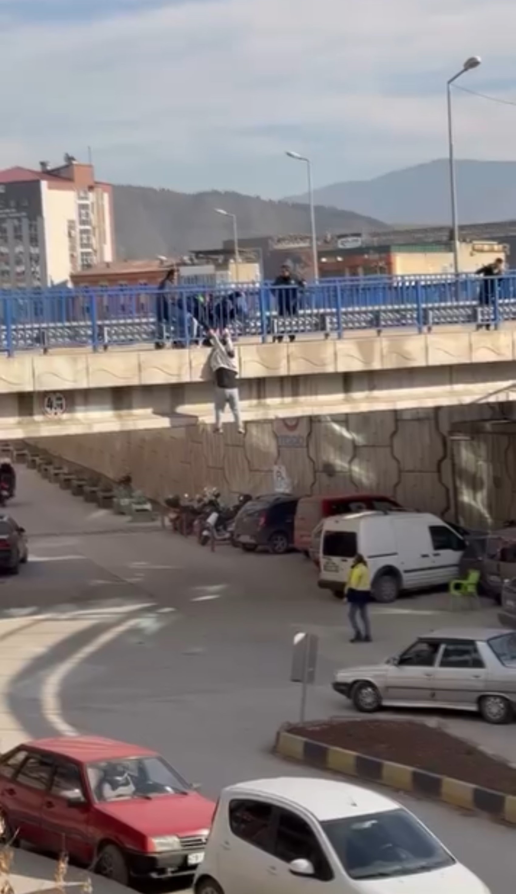 Köprüde can pazarı anbean görüntülendi: Montundan sıyrılarak yere düştü