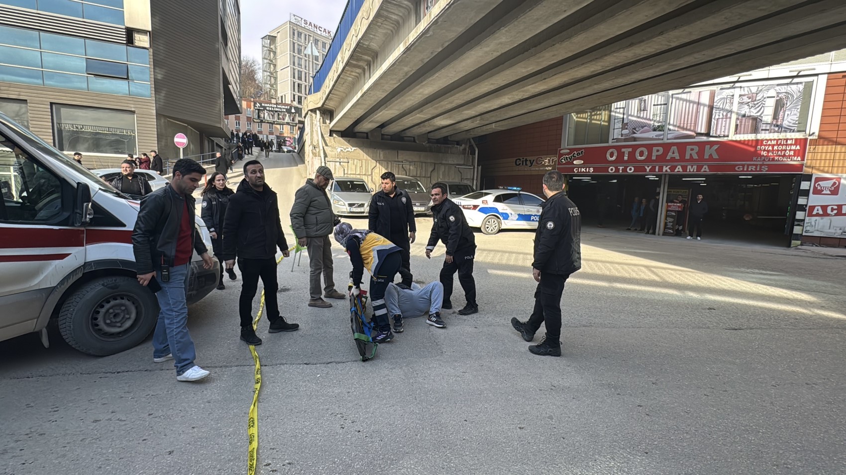 Köprüde can pazarı anbean görüntülendi: Montundan sıyrılarak yere düştü