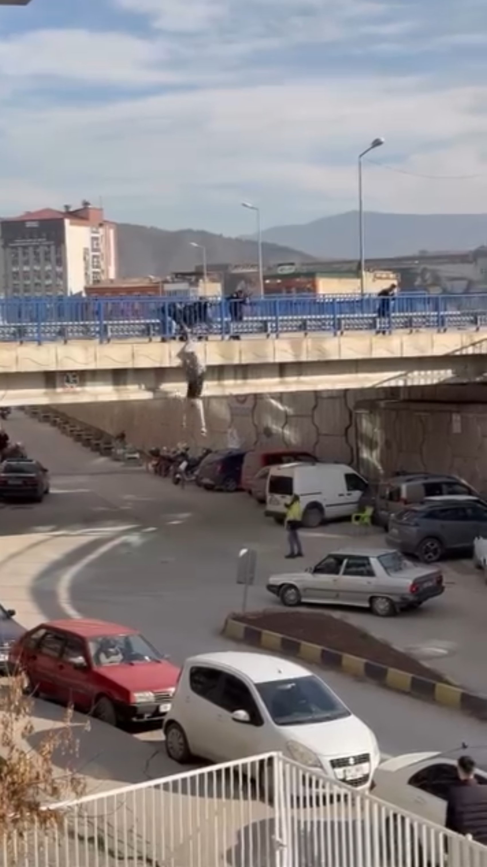 Köprüde can pazarı anbean görüntülendi: Montundan sıyrılarak yere düştü