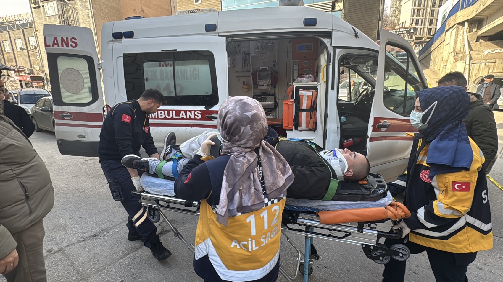 Köprüde can pazarı anbean görüntülendi: Montundan sıyrılarak yere düştü