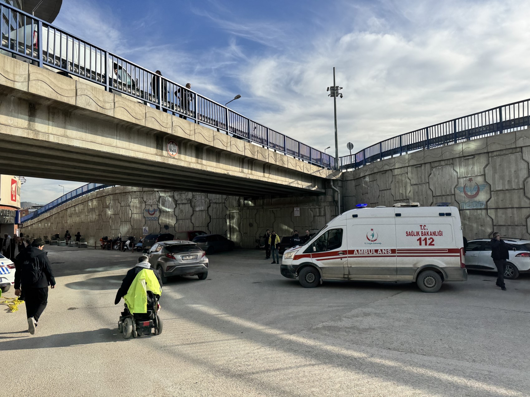 Köprüde can pazarı anbean görüntülendi: Montundan sıyrılarak yere düştü