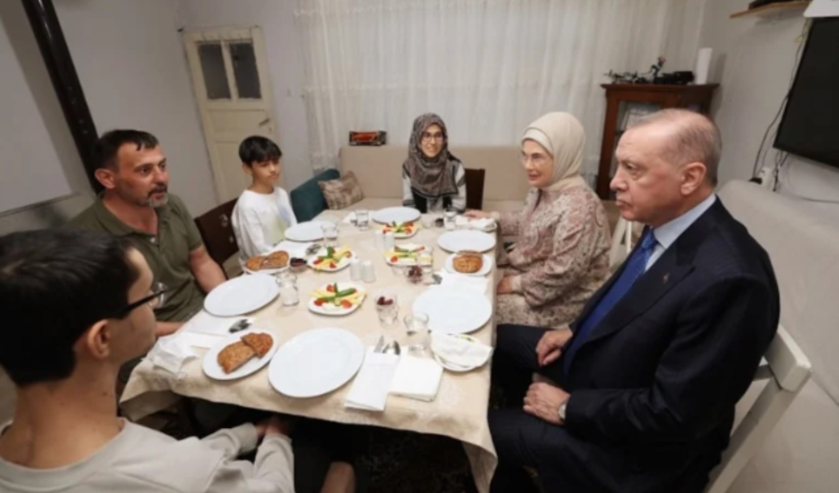 Cumhurbaşkanı Erdoğan'dan İstanbul'da bir aileye iftar ziyareti
