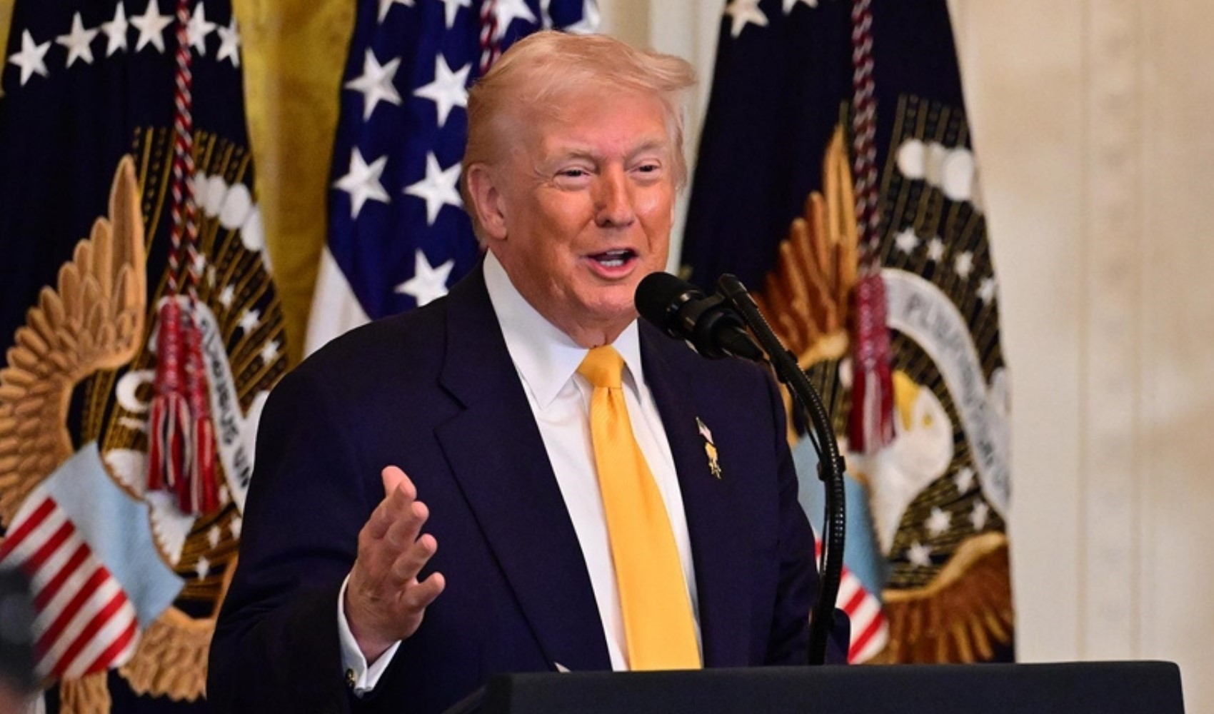 ABD Başkanı Trump tüm ülkelere yüzde 10 vergi getirdi