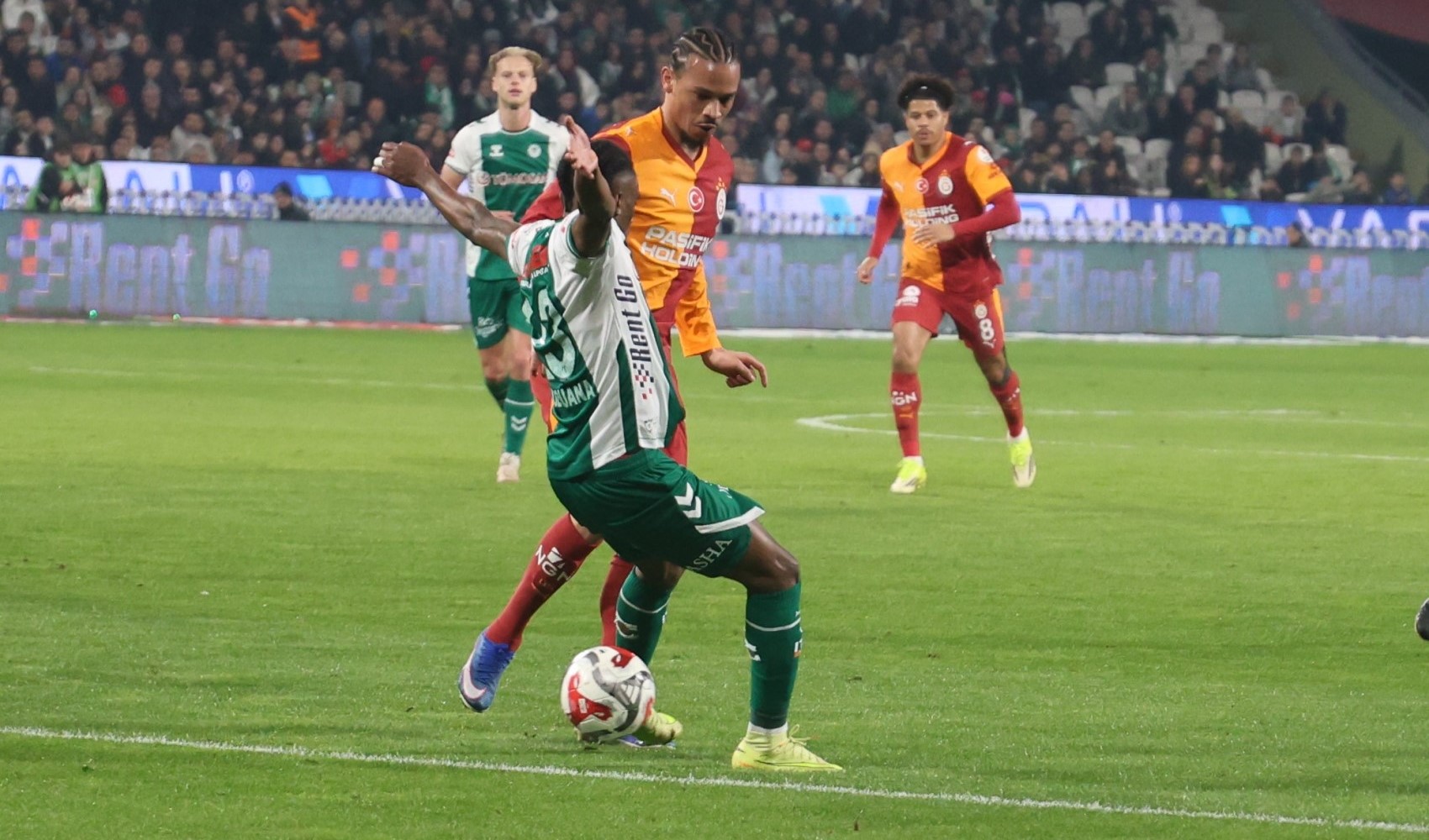 Lider Galatasaray, Konyaspor'a yenildi