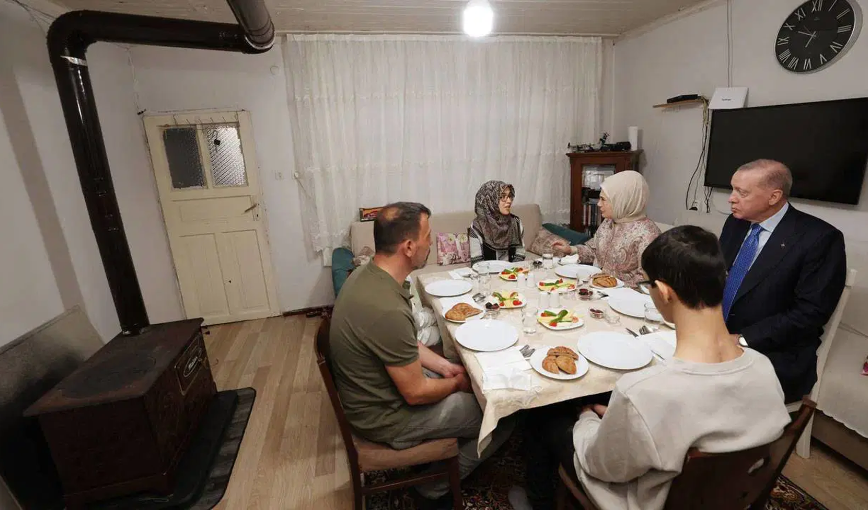 Erdoğan’ın İstanbul’da gerçekleştirdiği iftar ziyaretinde sobalı ev ayrıntısı gündem oldu