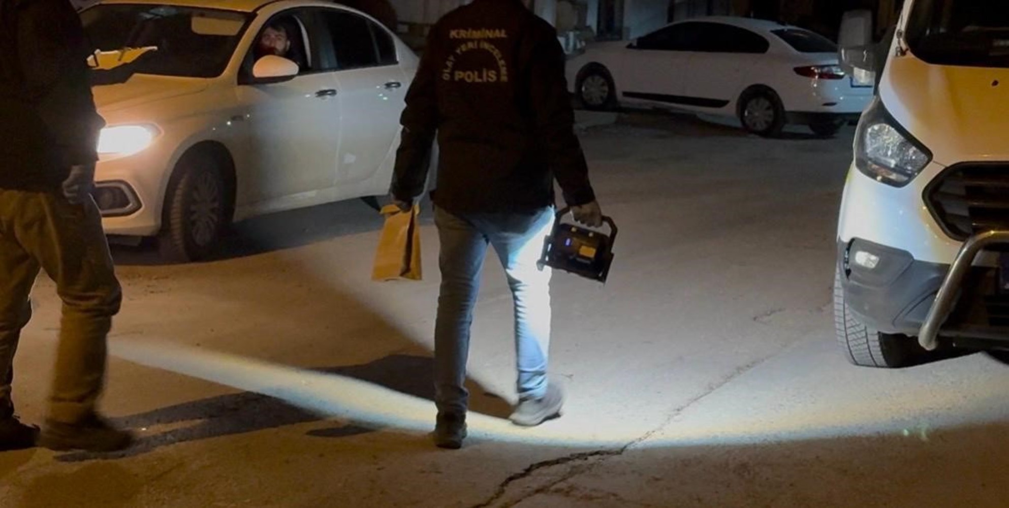 Tabancayla uğraşırken kendini vurdu, yangın merdivenine sakladı