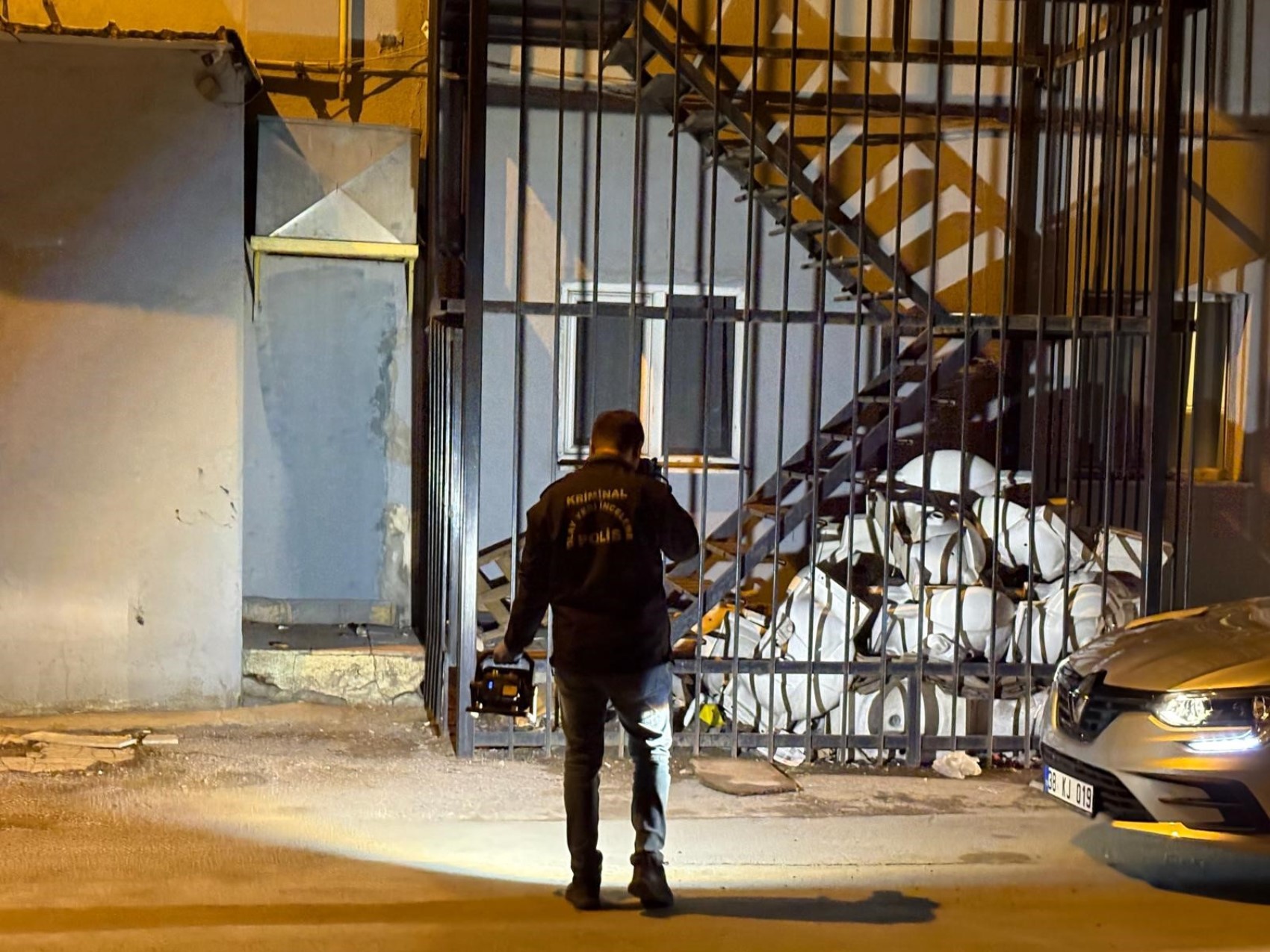 Tabancayla uğraşırken kendini vurdu, yangın merdivenine sakladı