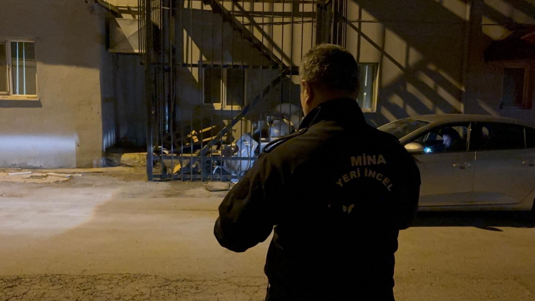 Tabancayla uğraşırken kendini vurdu, yangın merdivenine sakladı