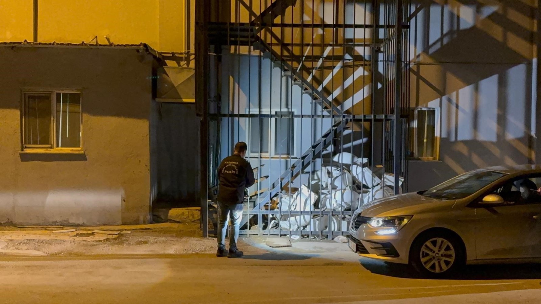 Tabancayla uğraşırken kendini vurdu, yangın merdivenine sakladı