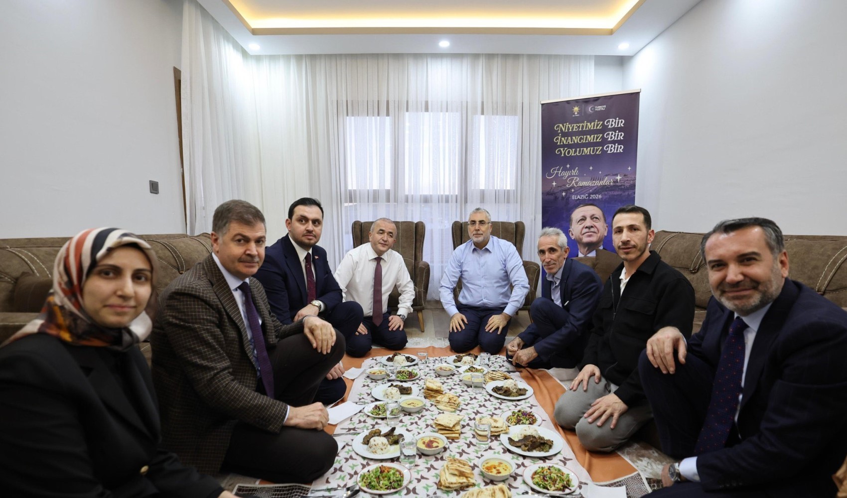 Bakan Işıkhan depremzede aileyi ziyaret etti: İftar sofrasına Erdoğan fotoğraflı reklam panosu damga vurdu