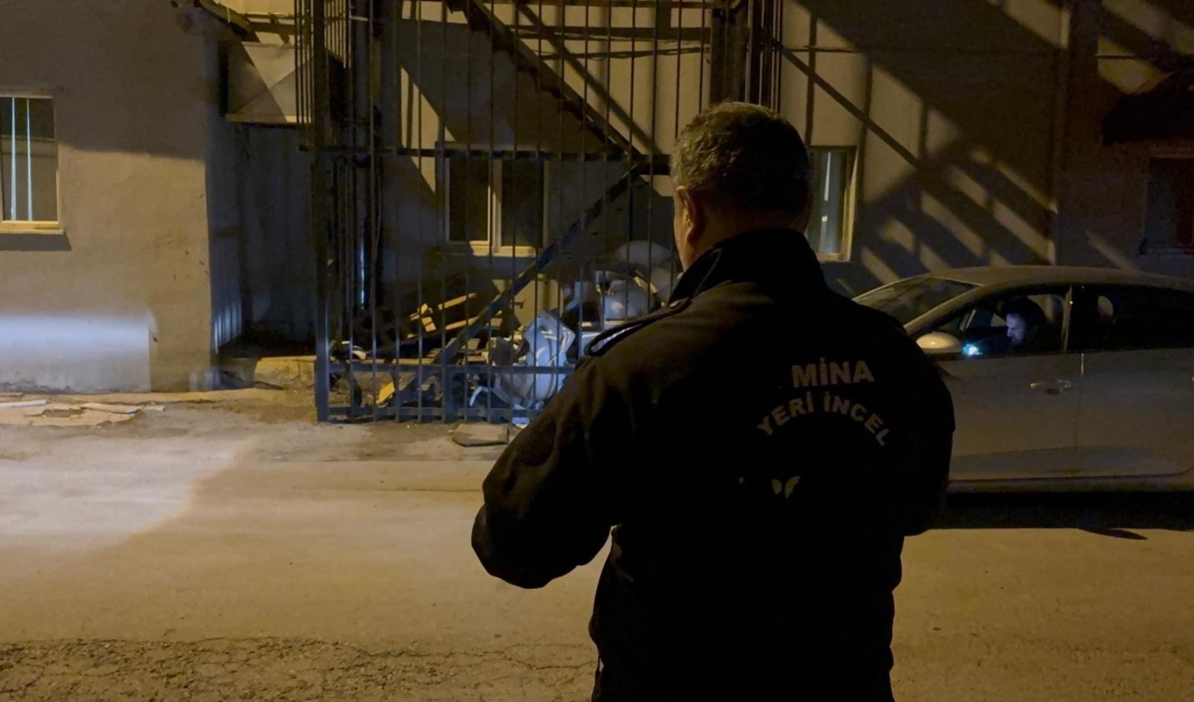 Tabancayla uğraşırken kendini vurdu, yangın merdivenine sakladı