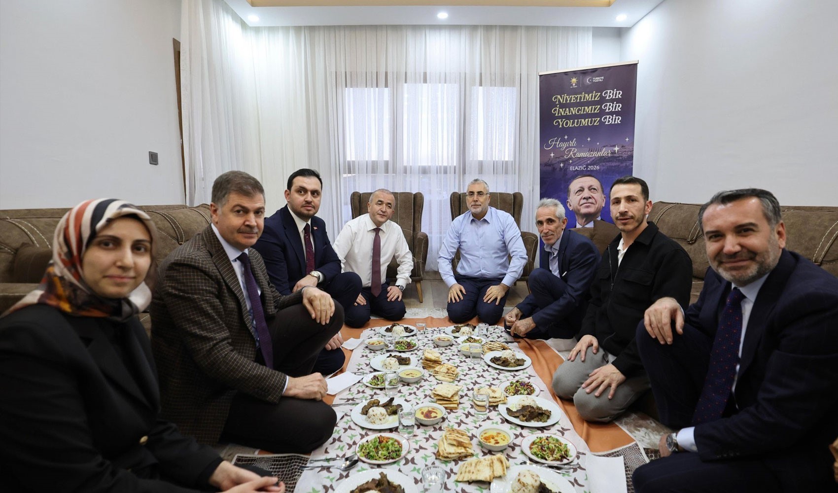 CHP'li Umut Akdoğan'dan Vedat Işıkhan'ın Erdoğan posterli iftar ziyaretiyle ilgili çarpıcı iddia: 'Eve 8 porsiyon döner sipariş edilmiş'