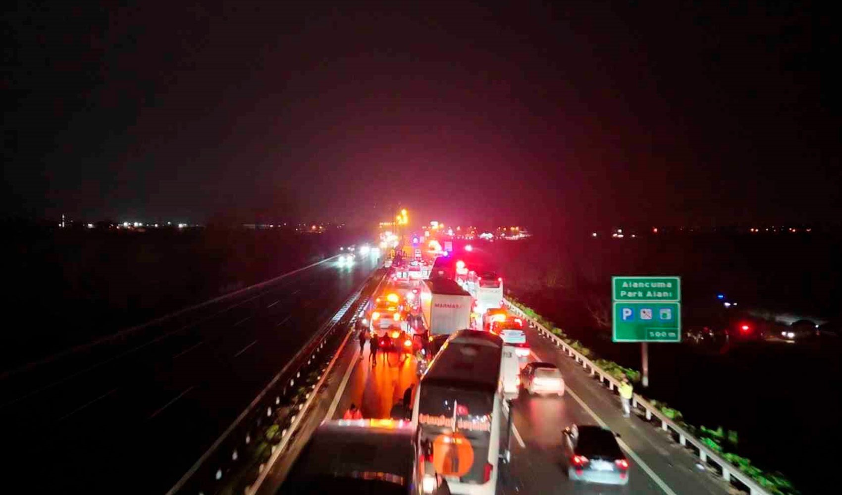 Sakarya'da 16 aracın birbirine girdiği zincirleme kaza havadan görüntülendi! 4'ü ağır 13 kişi yaralandı