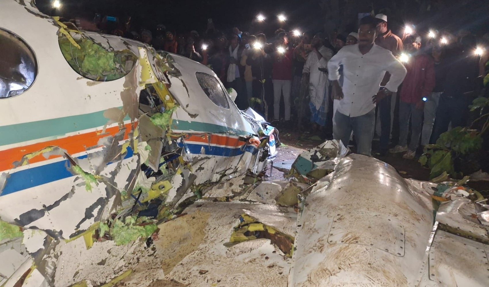 Hindistan’da ambulans uçak düştü