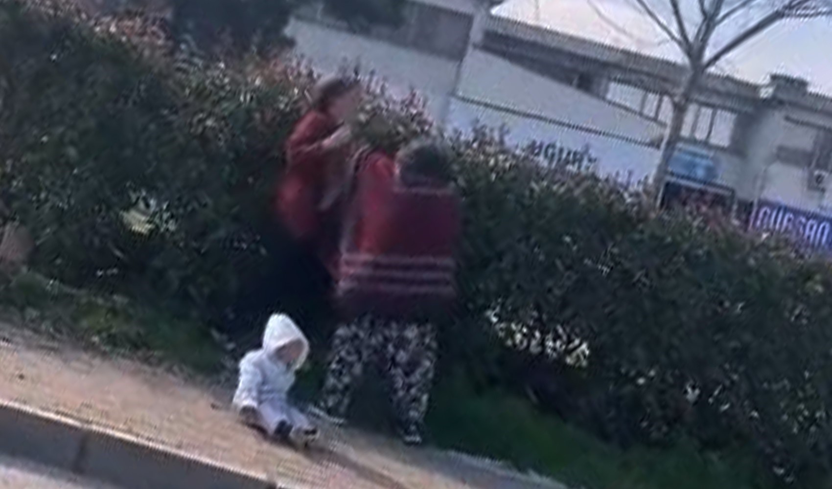 Dilenci kadınların kavgası: Kucağındaki bebeği düşürdü