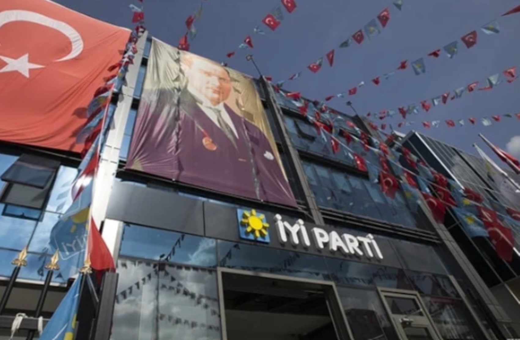 Ankara'da yeni masalar kuruluyor: Dört parti birleşebilir!