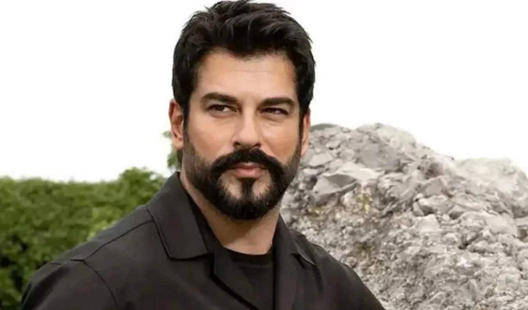 Burak Özçivit, 30 daire aldığı iddialarına yanıt verdi