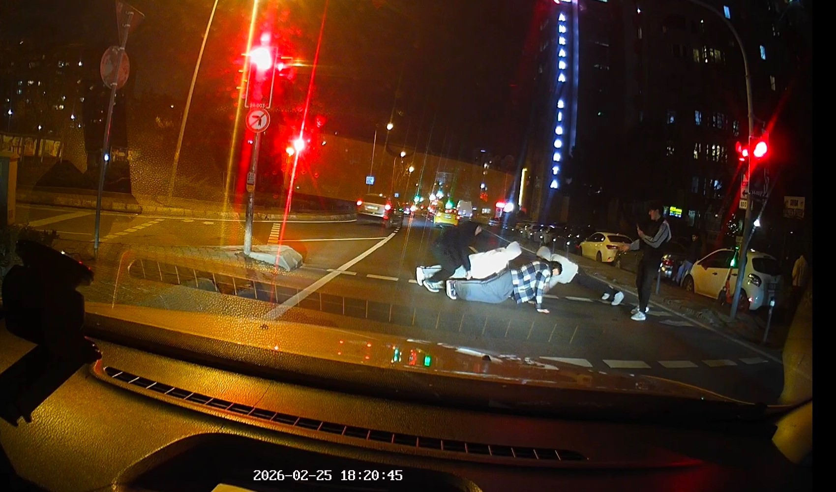 Kırmızı ışıkta yola atlayıp şınav çektiler