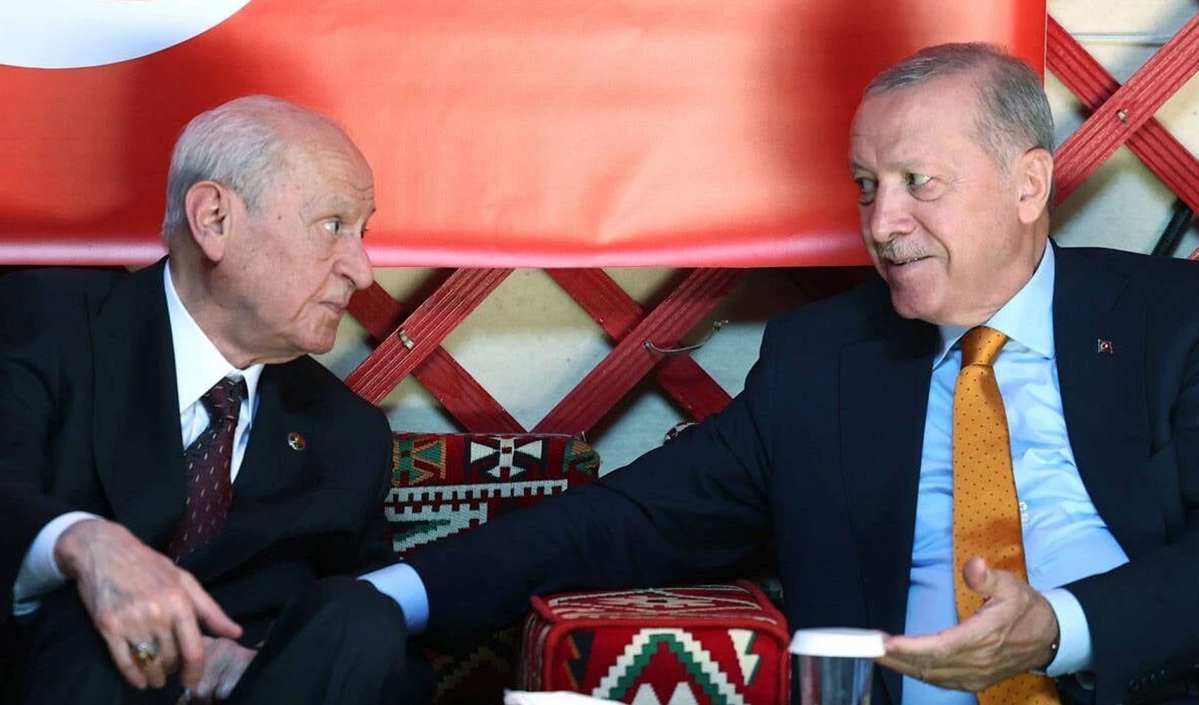 Bahçeli'den Erdoğan’a 72 gül ve Fetih Suresi ayetli tablo
