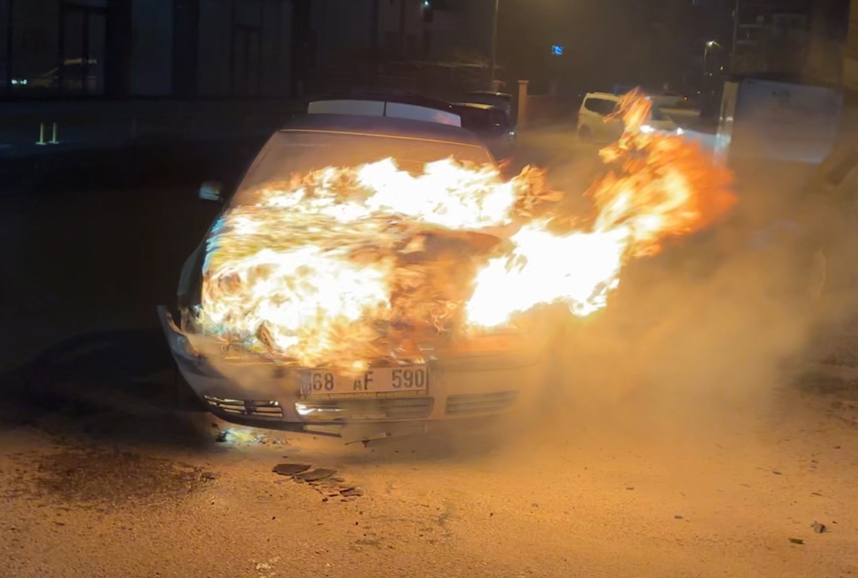 Alev alev yanan araca antifriz döküp söndürmeye çalıştı