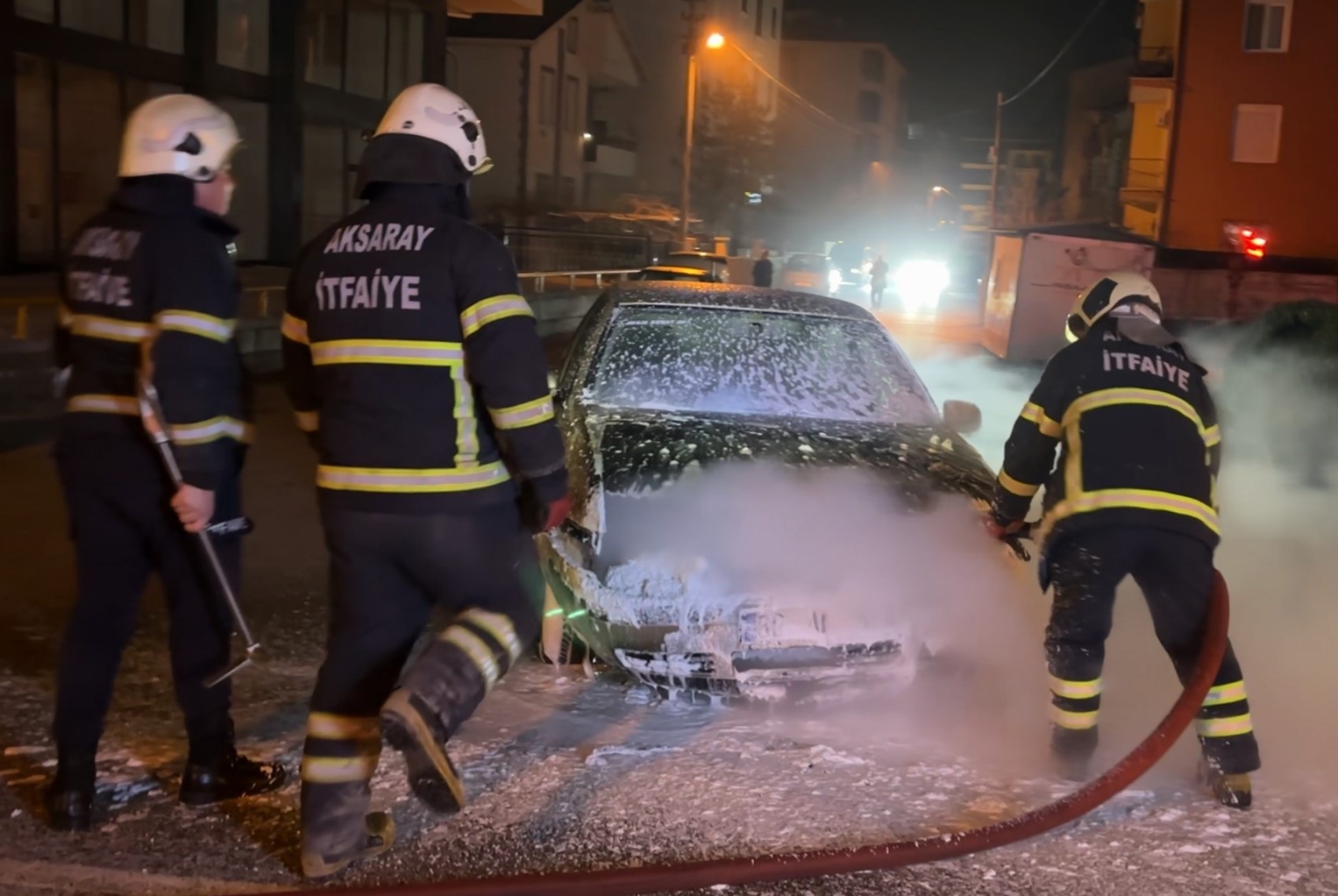Alev alev yanan araca antifriz döküp söndürmeye çalıştı