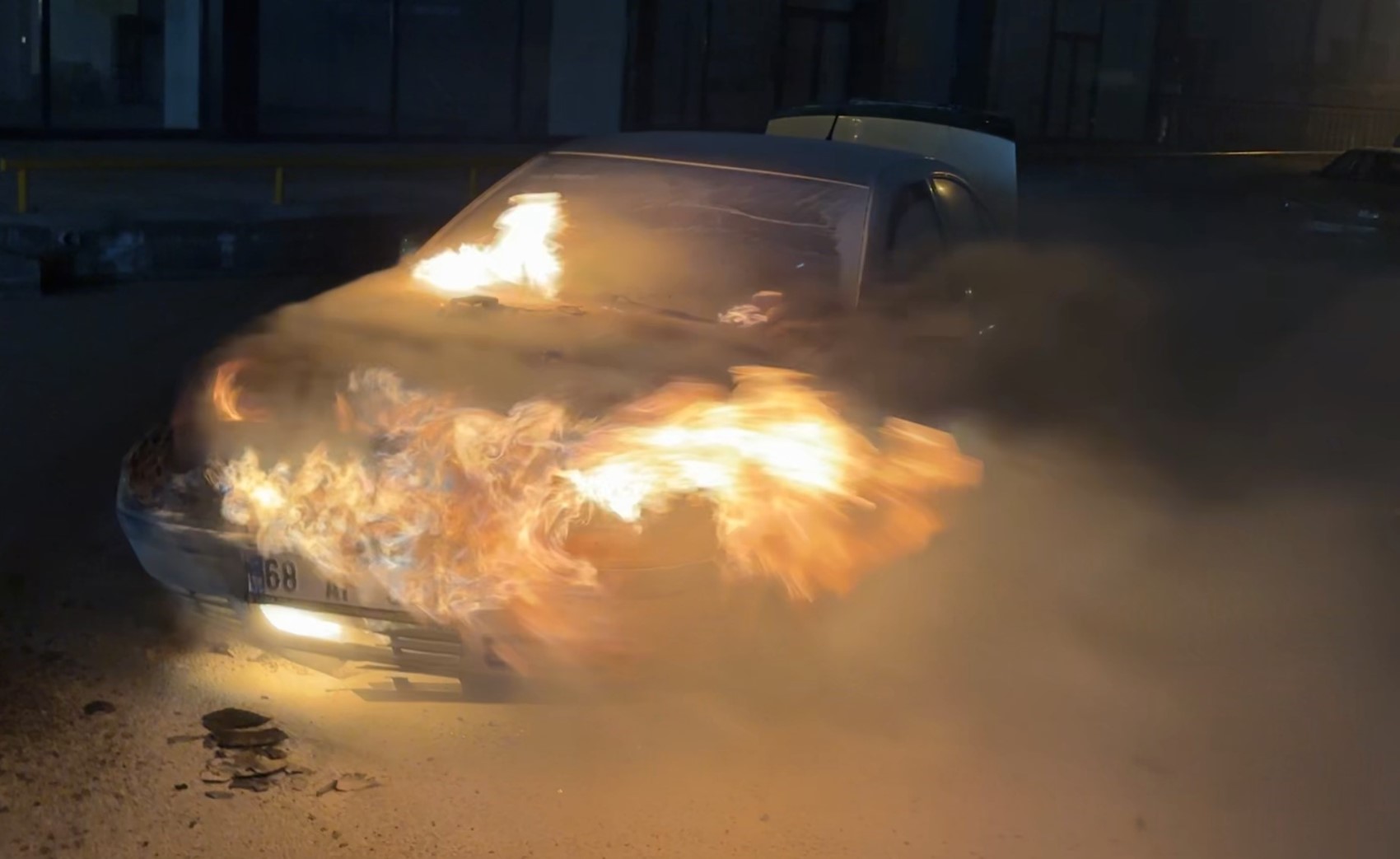 Alev alev yanan araca antifriz döküp söndürmeye çalıştı