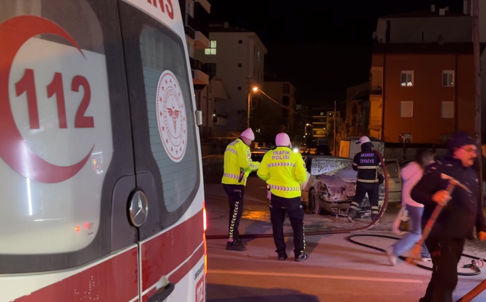 Alev alev yanan araca antifriz döküp söndürmeye çalıştı